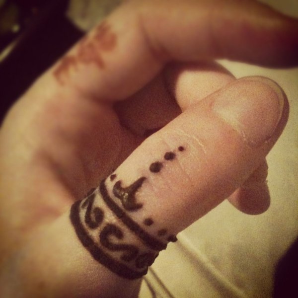 Кольцо хной на пальце