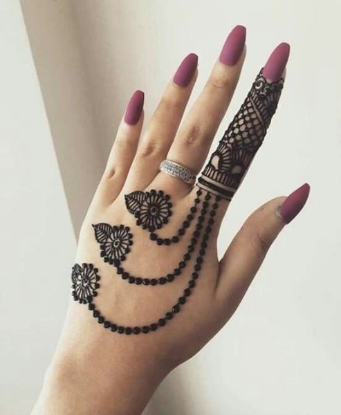 Кольца хной на руке