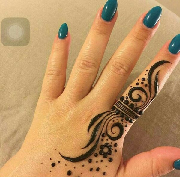 Хна на указательном пальце