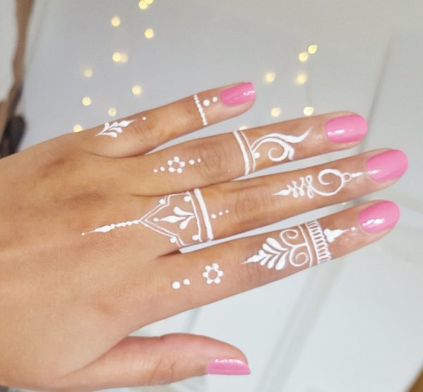 Рисунки белой хной на руке