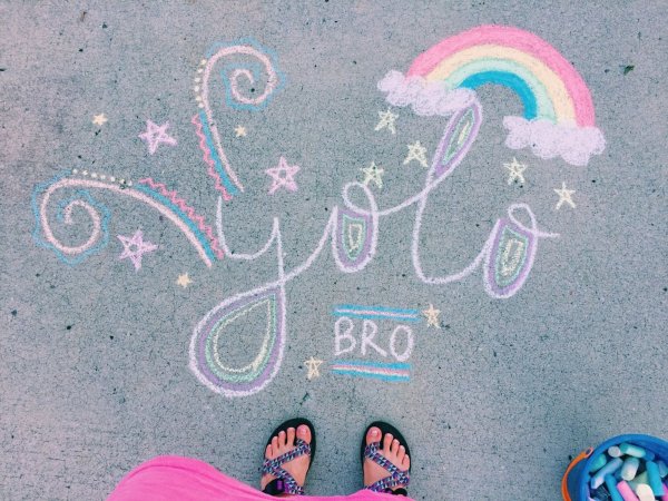 Рисование цветными мелками на асфальте