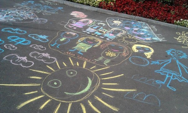 Рисование мелом на асфальте