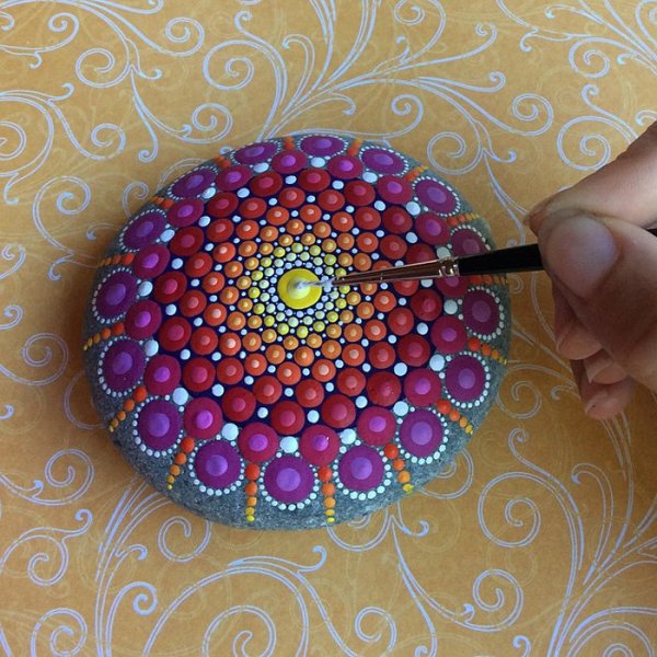 Элспет Маклин точечная роспись на камнях