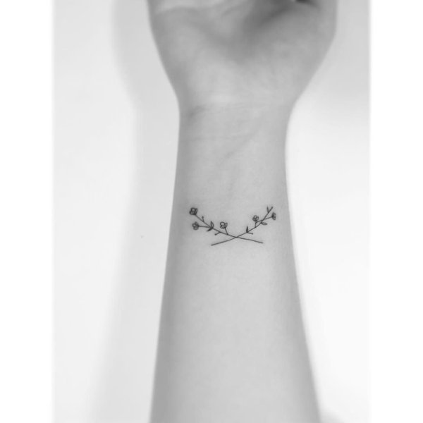 Тату хной на запястье Минимализм