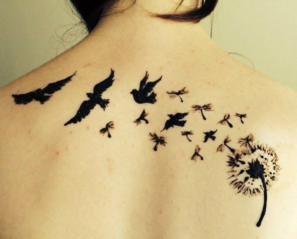 Мехенди на руке птицы