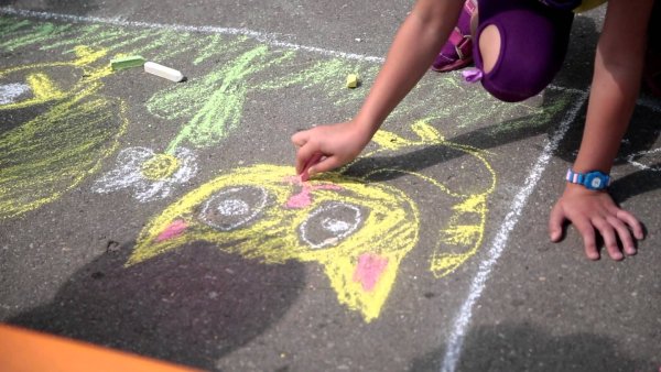 Рисование мелками на асфальте