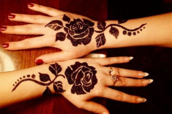 Роза хной на руке
