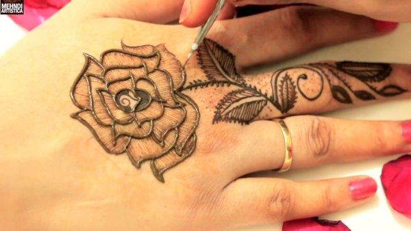 Рисунки хной роза