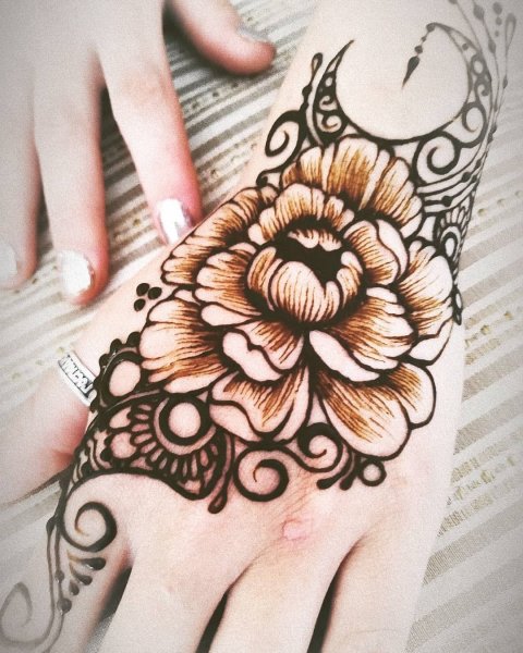 Цветы хной на руке