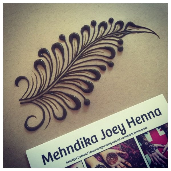 Перо хной на руке