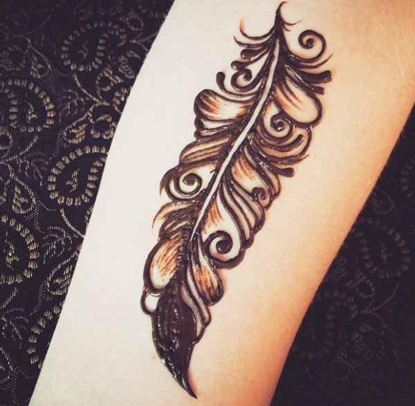Перо хной на руке