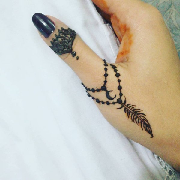 Мехенди на руке перо