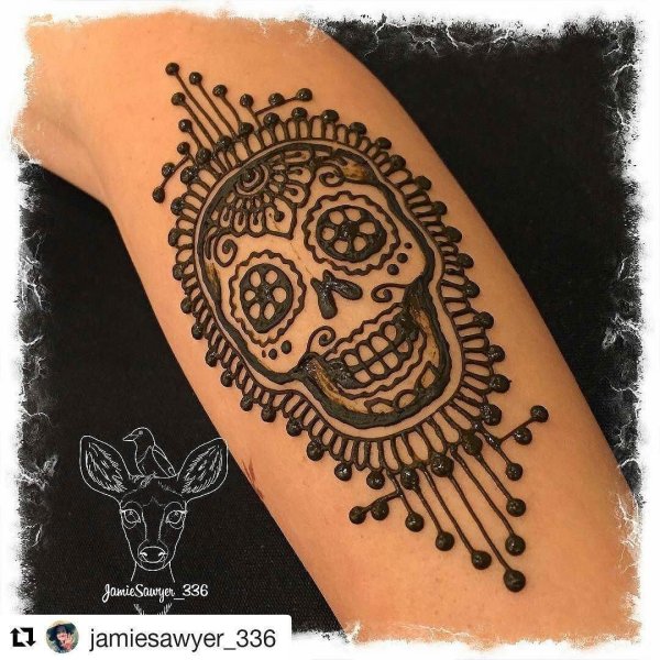 Тату хной череп