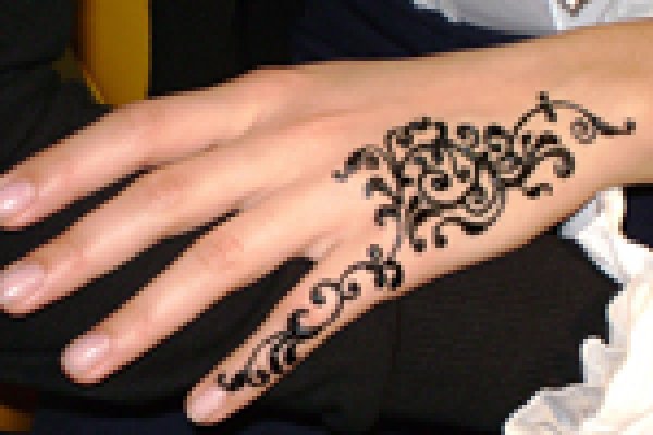 Хна на теле ручкой