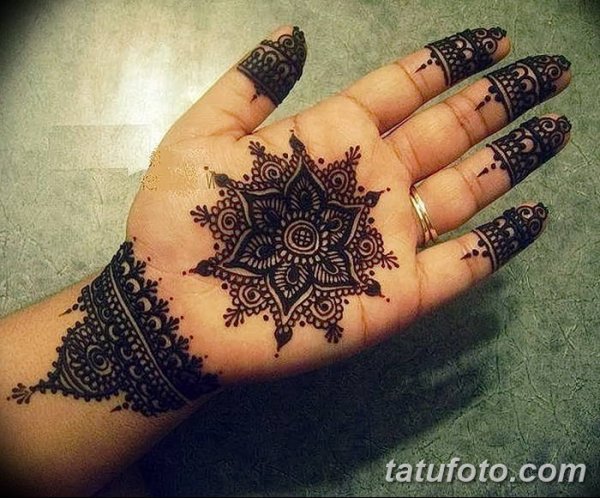 Рисунки хной на руке Павлин