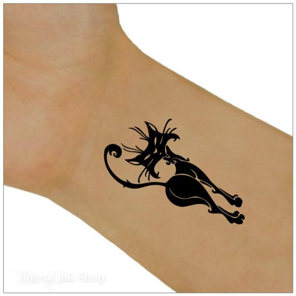 Тату кошка на запястье