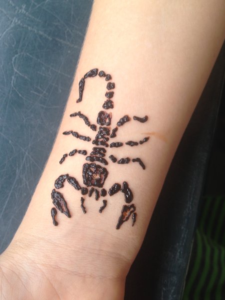 Скорпион хной на руке