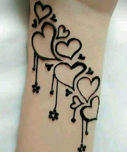 Мехенди на руке сердечко