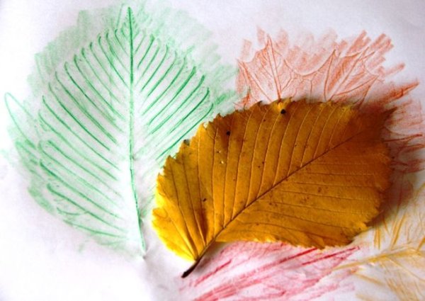 Листья восковыми мелками