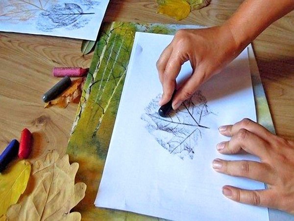 Осенние листья восковыми мелками