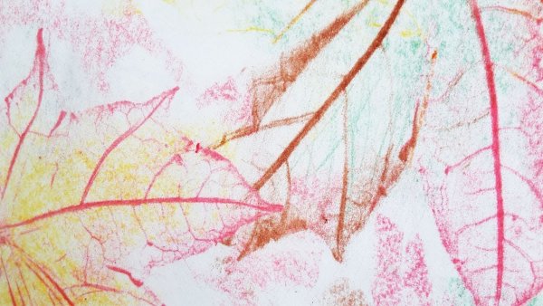 Кленовый лист акварелью и восковыми мелками