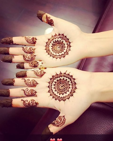 Мехенди на руке звезды