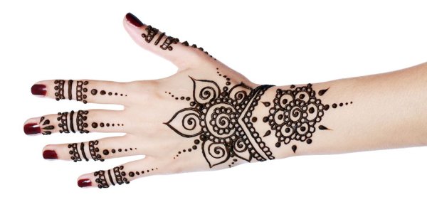 Хной на руке на белом фоне