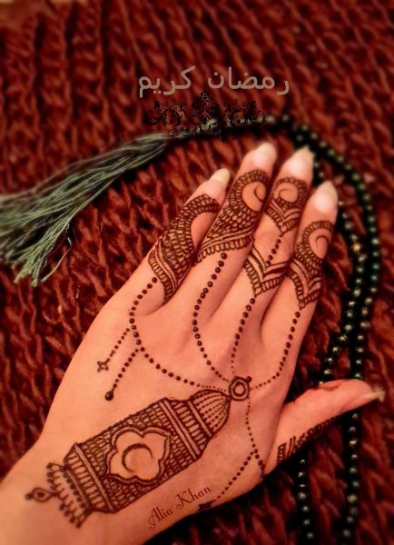 Мехенди на руке для ведьм