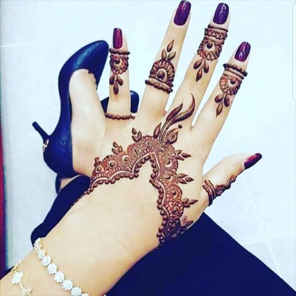 Окрашивание ногтей хной