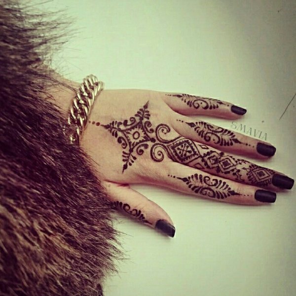 Красивый маникюр с хной