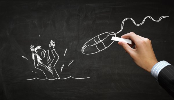 Детские руки рисуют мелками