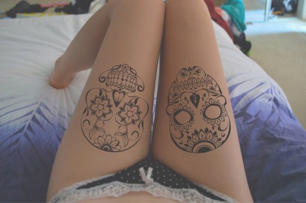 Тату на ляжке легкие