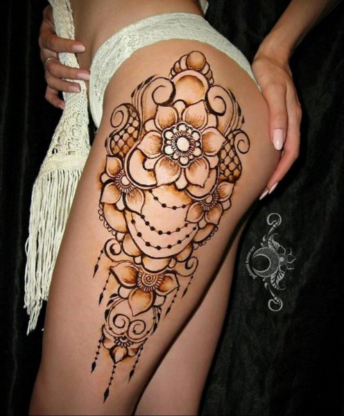 Мехенди на бедре