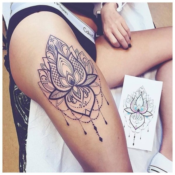 Тату Лотос Мандала на бедре