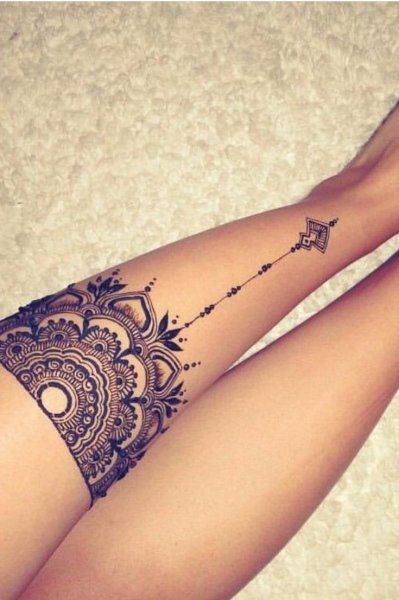 Мехенди на ноге бедро