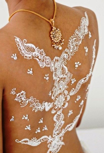 Роспись хной на руках легкие