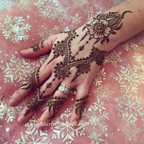 Мехенди на руке белой хной