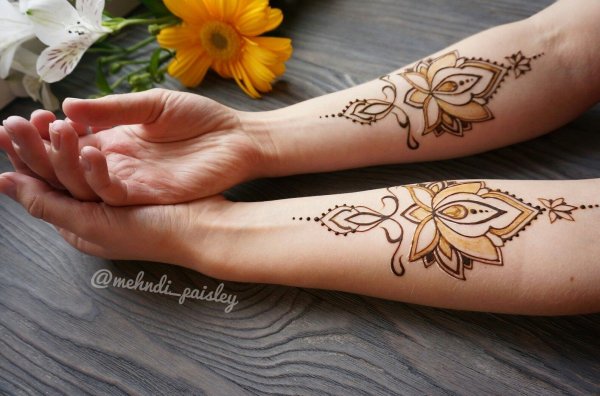 Мехенди на руке цветы