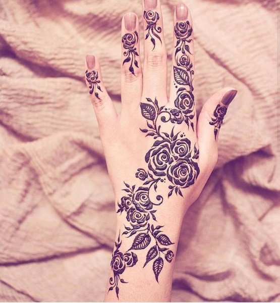 Нежные узоры хной на кисти руки