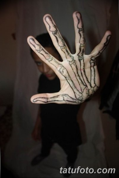 Тату маркером на кисти