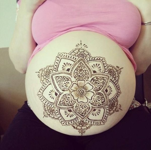 Роспись хной на животе беременной