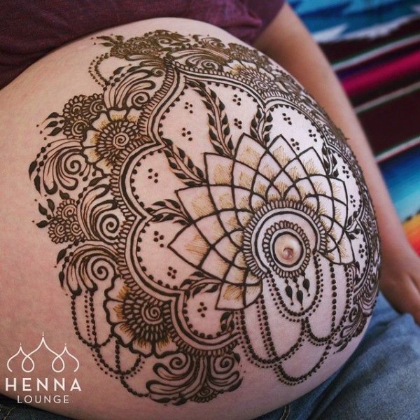 Роспись хной на беременном животе