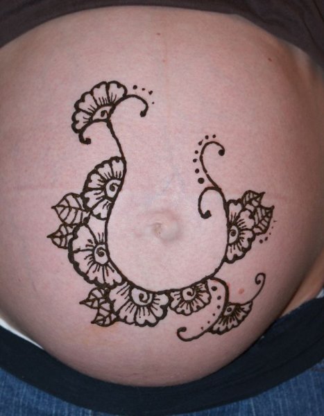 Рисунки хной на пупке