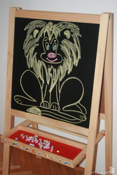 Рисунки мелками на мольберте