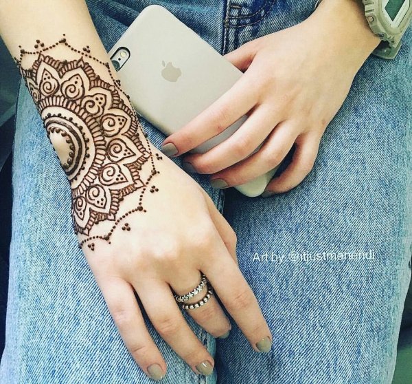 Браслет хной на руке