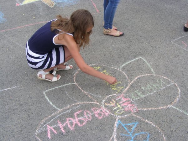Школьники мелками на асфальте