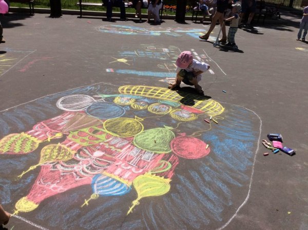 Мелками на асфальте