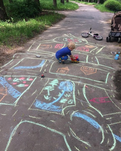 Рисование на асфальте в детском