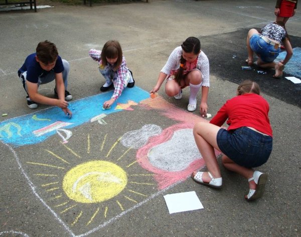 Портрет мелками на асфальте