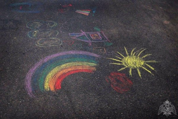 Дети рисуют мелками на асфальте